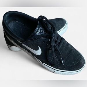 SOLD| Nike Black and White Minimalist Skate Sneakers